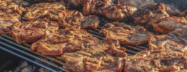 Izgarada Domuz Etli Bifteğinin Panoramik Yakın Çekimi — Stok fotoğraf