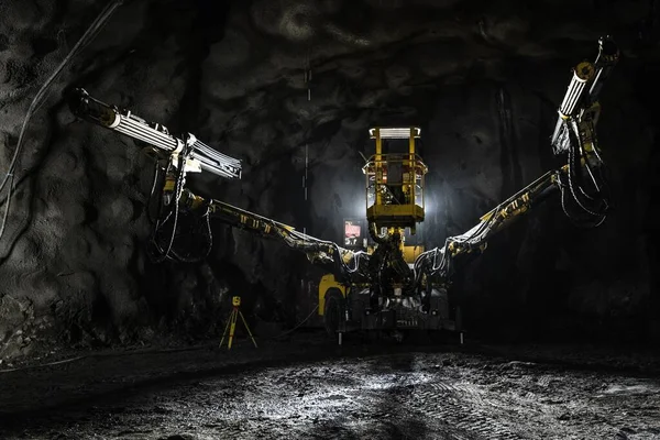 Das Bild Einer Bizarren Baumaschine Einem Tunnel — Stockfoto