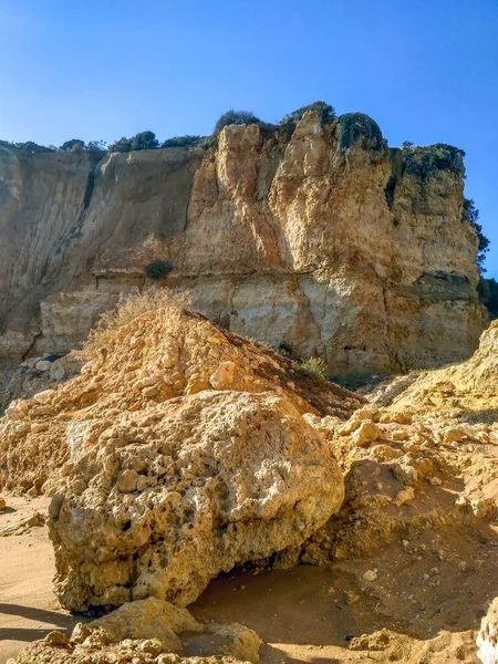 Deniz Kıyısındaki Kaya Oluşumlarının Dikey Görüntüsü — Stok fotoğraf