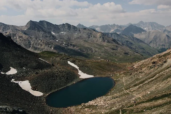 Lago Rodeado Montañas Durante Día — Foto de Stock