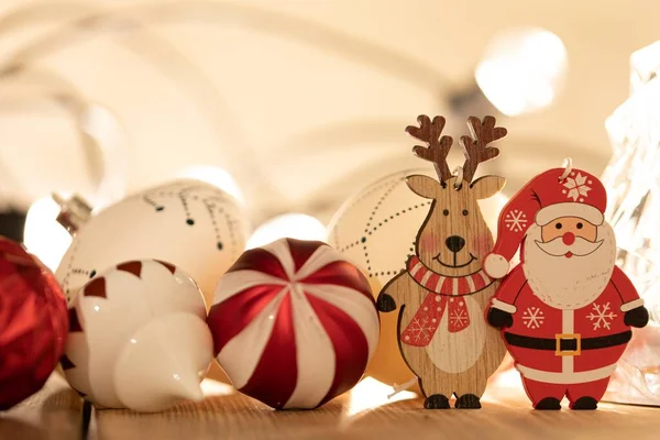 Tiro Close Bolas Enfeite Natal Coloridas Com Cervos Madeira Pequena — Fotografia de Stock
