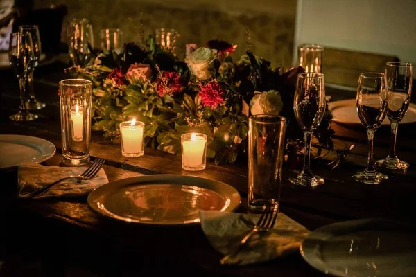 Egy Közeli Felvétel Romantikus Vacsoráról Gyertyákkal Virágokkal — Stock Fotó