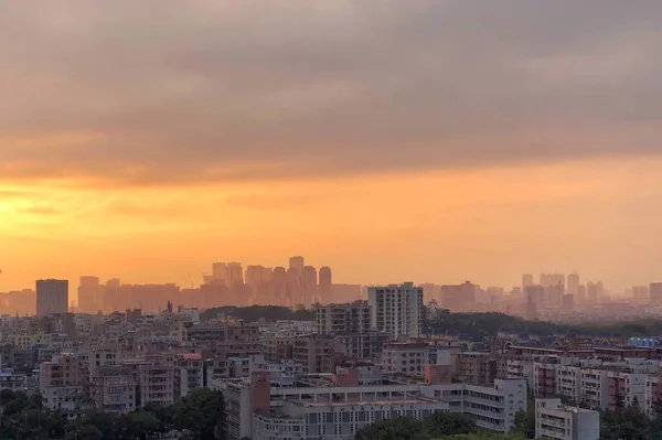 Tiro Aéreo Edifícios Cidade Com Céu Pôr Sol Laranja Nublado — Fotografia de Stock