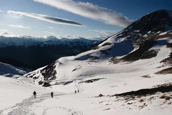 Una Montaña Cubierta Nieve Gente Caminando — Foto de Stock