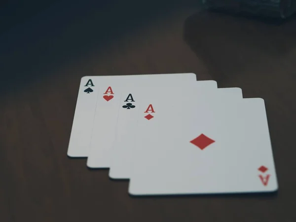 Χαρτιά Του Πόκερ Στο Ξύλινο Τραπέζι — Φωτογραφία Αρχείου