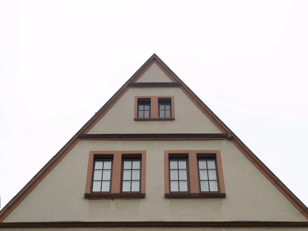 Een Lage Hoek Opname Van Een Vensterraam Huis Daken Met — Stockfoto