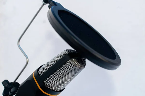 Nahaufnahme Eines Schwarz Grauen Mikrofons Auf Weißer Oberfläche Und Hintergrund — Stockfoto