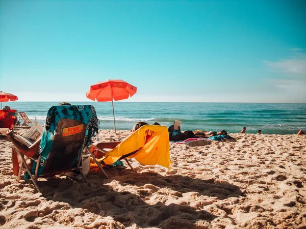 Día Soleado Una Playa Río Janeiro Con Gente Tomando Sol —  Fotos de Stock