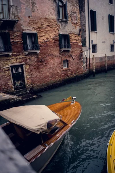 Вертикальная Картина Старинных Красочных Зданий Рядом Лодкой Гранд Канале Венеции — стоковое фото