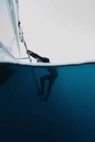 Tiro Vertical Uma Pessoa Descendo Passos Prontos Para Começar Mergulhar — Fotografia de Stock