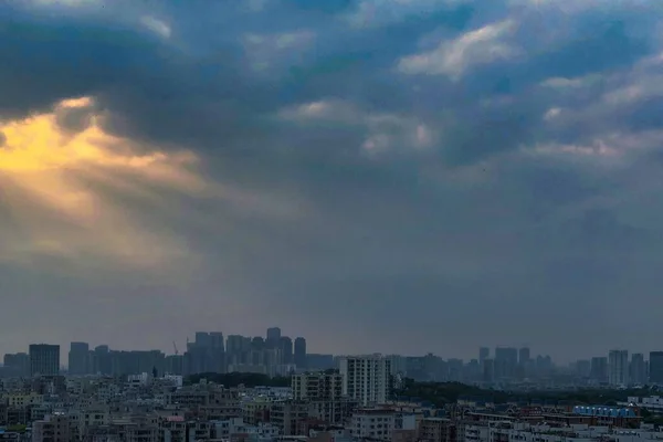 Een Panoramische Antenne Opname Van Een Stadsgezicht Een Blauwe Lucht — Stockfoto