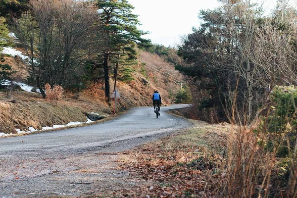 Hombre Con Mochila Que Conduce Una Bicicleta — Foto de Stock