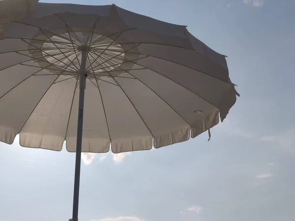 Een Lage Hoek Close Opname Van Een Grote Witte Paraplu — Stockfoto