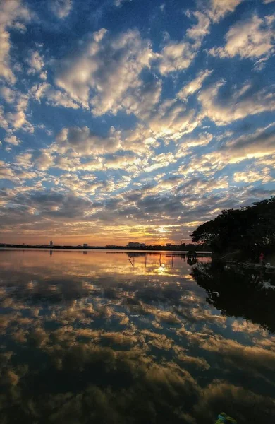Вертикальний Знімок Відбиття Хмар Озері Бтм Бангалорі Індія Під Час — стокове фото
