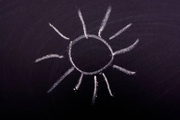 Gros Plan Soleil Dessiné Sur Tableau Noir Avec Craie — Photo