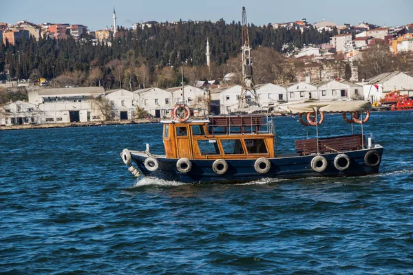 Utsikt Över Båt Havet Med Byggnaderna Och Stranden Bakgrunden — Stockfoto