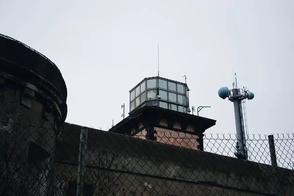 Disparo Ángulo Bajo Edificio Con Una Torre Con Ventanas —  Fotos de Stock