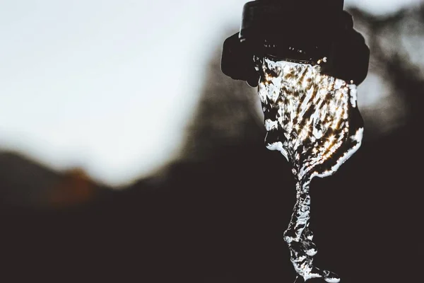 Enfoque Selectivo Del Agua Que Gotea Grifo Con Los Árboles —  Fotos de Stock