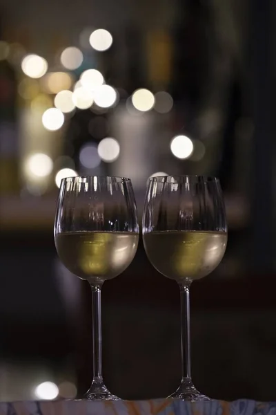 Una Messa Fuoco Selettiva Verticale Due Bicchieri Bevanda Con Luci — Foto Stock