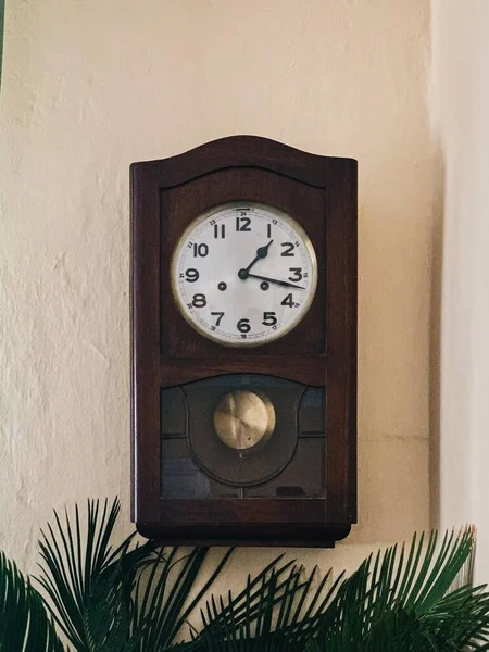 Gros Plan Vertical Une Horloge Brune Vintage Accrochée Mur — Photo