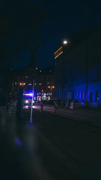 Uma Imagem Vertical Uma Cidade Luzes Azuis Noite — Fotografia de Stock