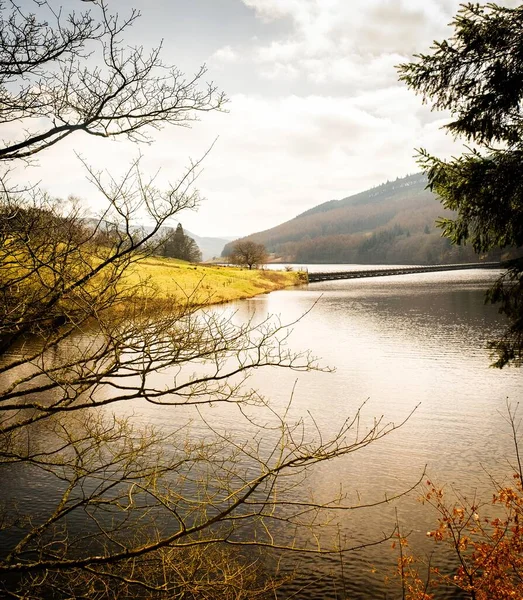 Une Belle Vue Sur Lac Entouré Montagnes Sous Ciel Nuageux — Photo