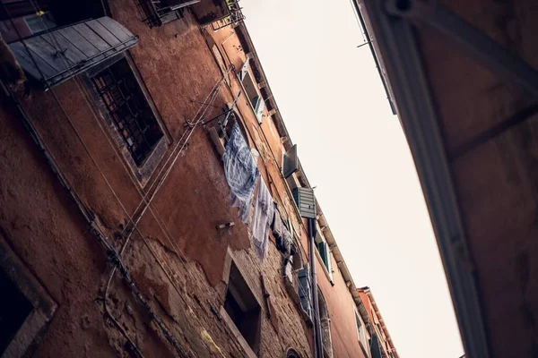 Colpo Basso Vecchio Edificio Con Bucato Bagnato — Foto Stock