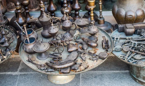 Een Hoge Hoek Opname Van Metalen Antieke Voorwerpen Grond — Stockfoto