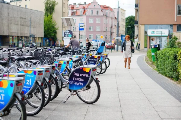 Poznan Poland Jul 2017 Rad Hyrcyklar Står Trottoar Stadens Centrum — Stockfoto