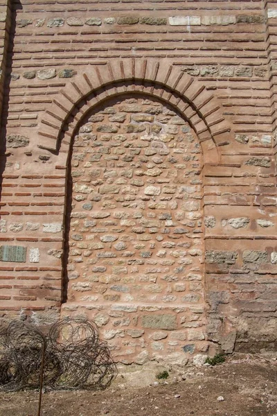 Colpo Basso Verticale Vecchio Muro Mattoni Catturato Una Giornata Sole — Foto Stock