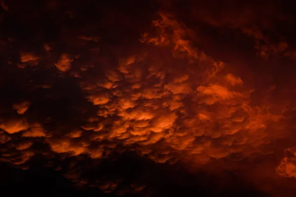 Low Angle Shot Mesmerizing Orange Clouds Sky Captured Sunset — Stock Photo, Image