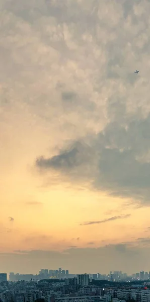 Solnedgång Dramatisk Himmel Med Mörka Moln Över Stadsbilden — Stockfoto