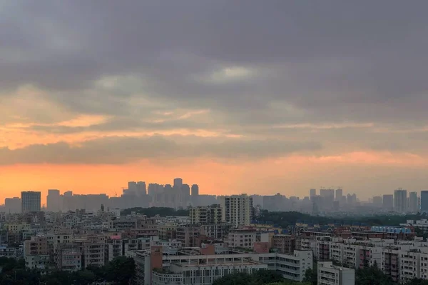 Krásný Výhled Oranžově Modrou Oblohu Nad Budovami Města Při Západu — Stock fotografie