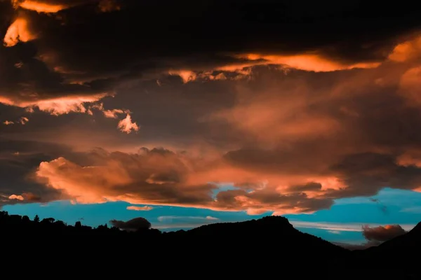 Low Angle Shot Mesmerizing Orange Clouds Sky Captured Sunset — Stock Photo, Image