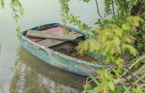 Крупный План Старой Деревянной Лодки Озере — стоковое фото