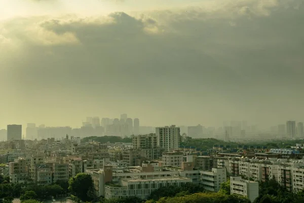 Panoramiczny Antenowy Strzał Miejskiego Krajobrazu Pod Zachmurzonym Niebem — Zdjęcie stockowe