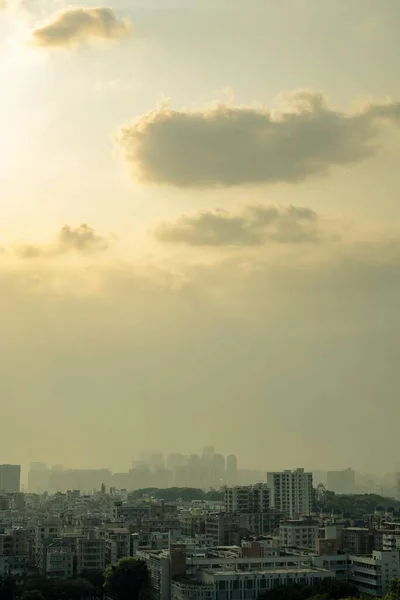 Egy Függőleges Légi Felvétel Egy Városról Napkeltekor — Stock Fotó