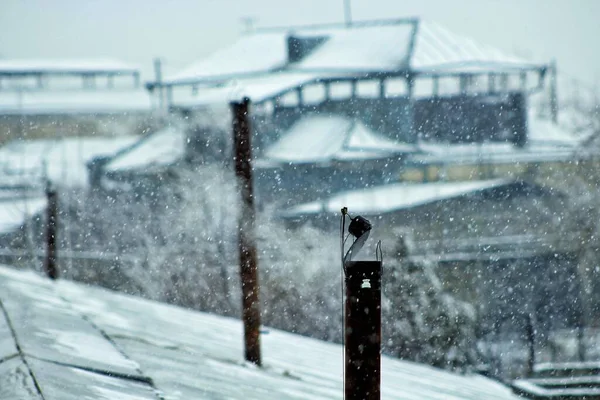 Das Bild Eines Kamins Auf Einem Dach Unter Dem Schnee — Stockfoto