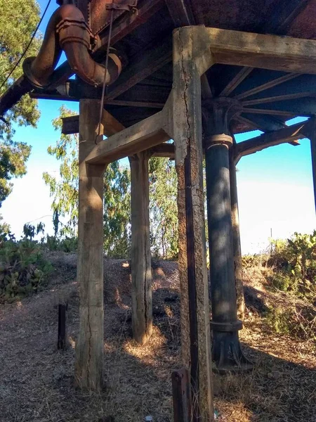 Tiro Vertical Uma Antiga Torre Água Enferrujada Tubulações Campo — Fotografia de Stock