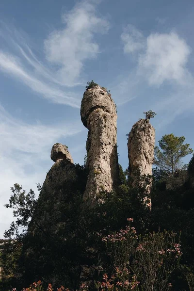 Die Felsen Auf Dem Berg Gegen Den Blauen Himmel — Stockfoto