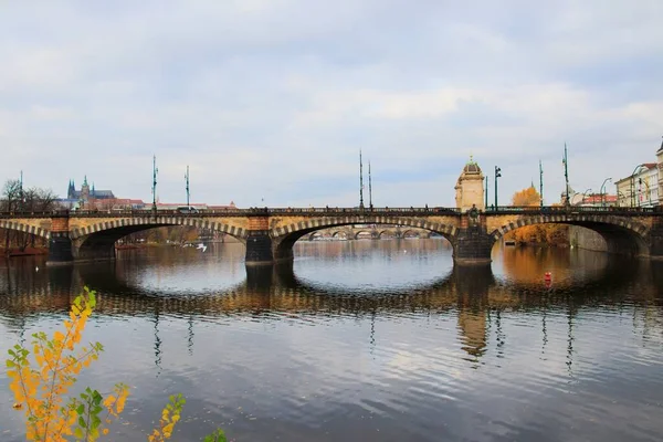 Pohled Karlův Most Praze Jasného Dne — Stock fotografie