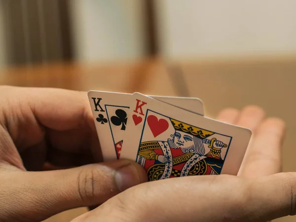 Χαρτιά Του Πόκερ Στα Χέρια Ενός Άντρα — Φωτογραφία Αρχείου