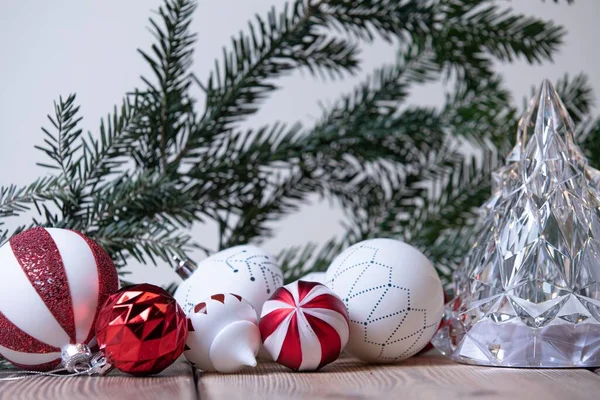 Een Closeup Shot Van Kleurrijke Kerst Ornamenten Met Een Kerstboom — Stockfoto