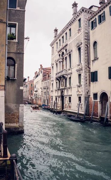 Egy Gyönyörű Függőleges Kép Egy Csatornáról Ősi Épületekkel Velencében Olaszországban — Stock Fotó