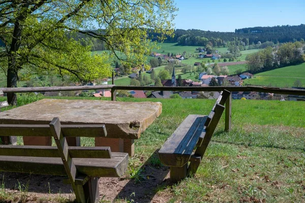 Der Odenwald Hat Viele Bänke Mit Geschirr Und Toller Aussicht — Stockfoto