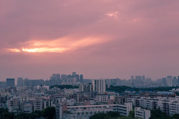 日落时在橘红色的天空下拍摄的全景城市景观 — 图库照片