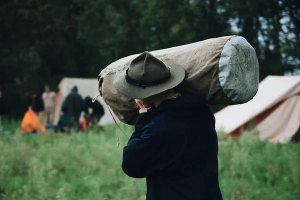 Ένας Άντρας Που Φοράει Καπέλο Και Κρατάει Μια Μεγάλη Τσάντα — Φωτογραφία Αρχείου