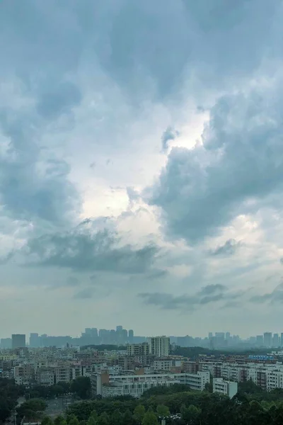 Disparo Vertical Aéreo Del Paisaje Ciudad Bajo Cielo Nublado —  Fotos de Stock