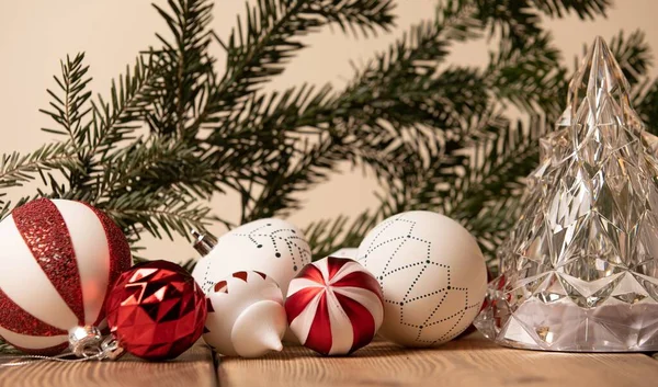 Een Closeup Shot Van Kleurrijke Kerst Ornamenten Met Een Kerstboom — Stockfoto