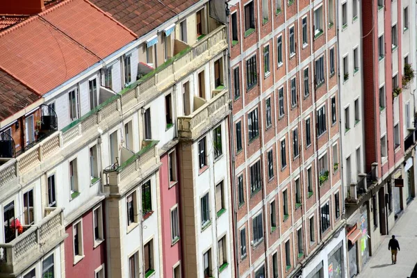 Een Man Die Alleen Straat Loopt Voor Een Leeg Gebouw — Stockfoto